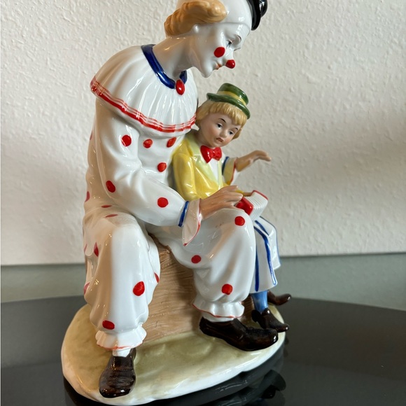 House of global art. Seated clown with young boy music box. - Picture 3 of 7